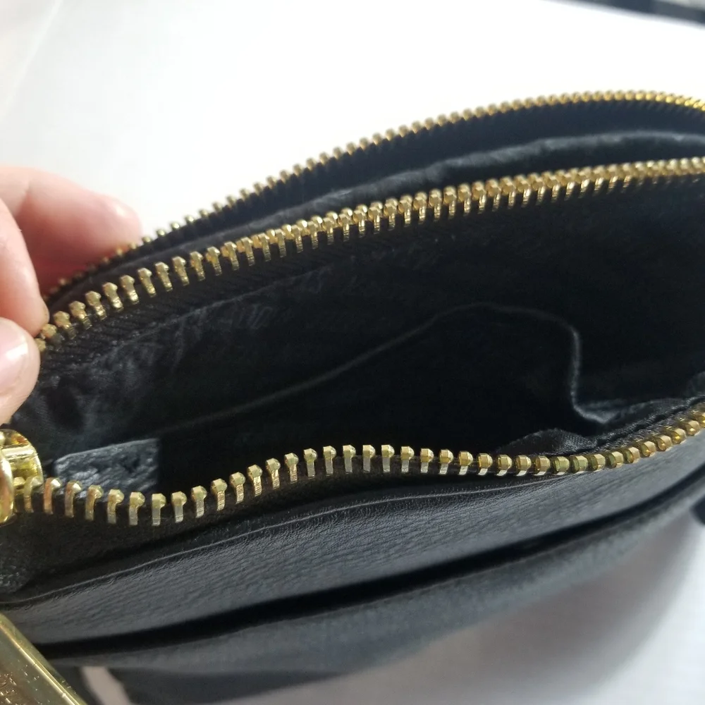 STEVE MADDEN CROSSBODY PURSE BLACK AND GOLD MULTI POCKETS